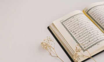 تلاوت قرآن  موجب انس با خدا می‌شود